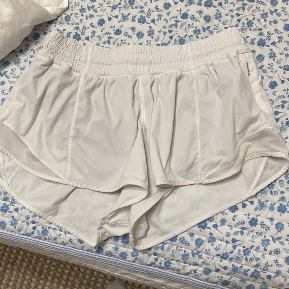 Lululemon hotty hot shorts 2.5 inch white